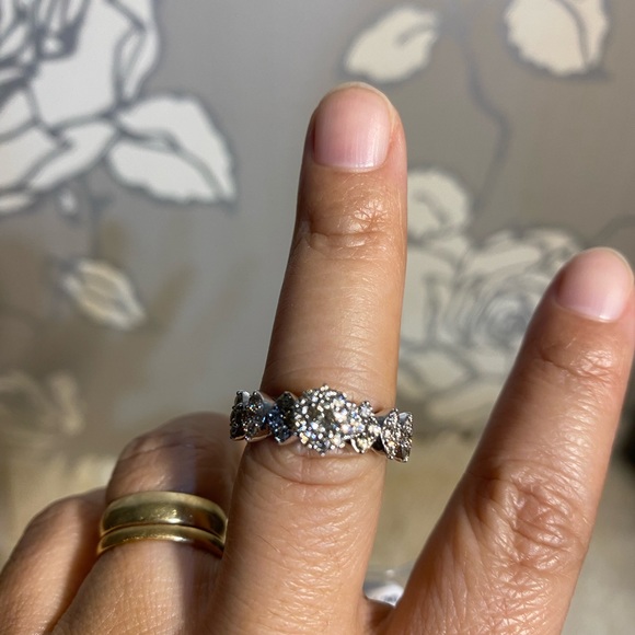 White gold❌ sold out  18k setting with real diamonds with tag on sold out ❌ - Picture 3 of 6